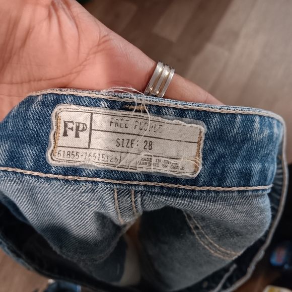 Free People Bleached Denim Distressed Shorts Embroidery Women Size 28 - Picture 4 of 4